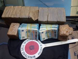 In arresto tre corrieri della droga: hashish e banconote false in macchina